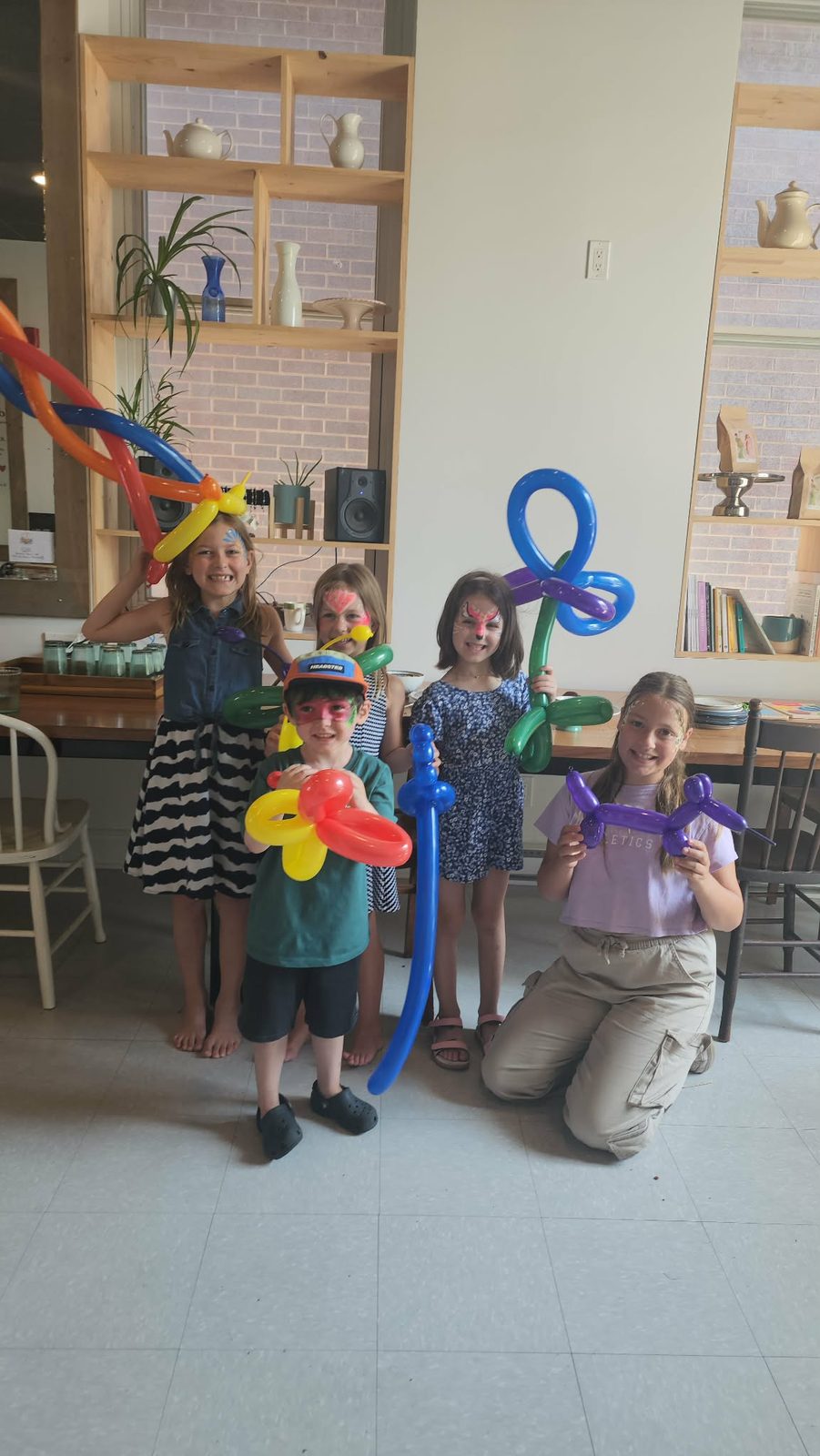 Groupe d'enfants avec leurs sculptures de ballons
