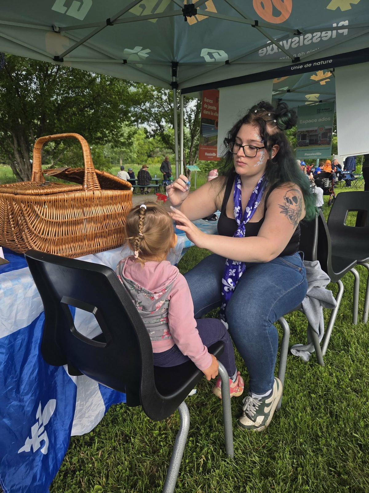Maquillage lors d'un festival municipal à Plessisville