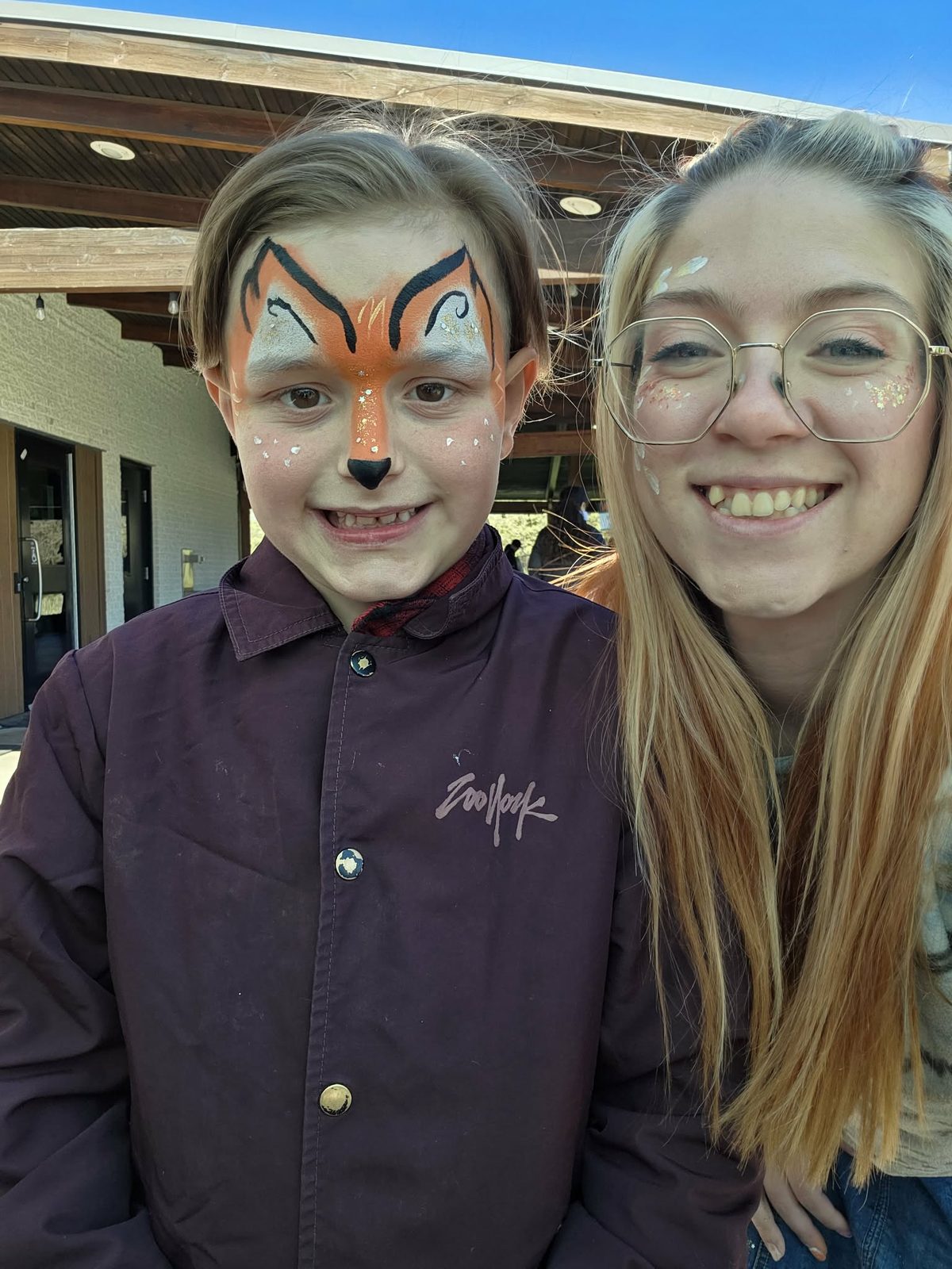 Animatrice avec un enfant maquillé et son ballon sculpté