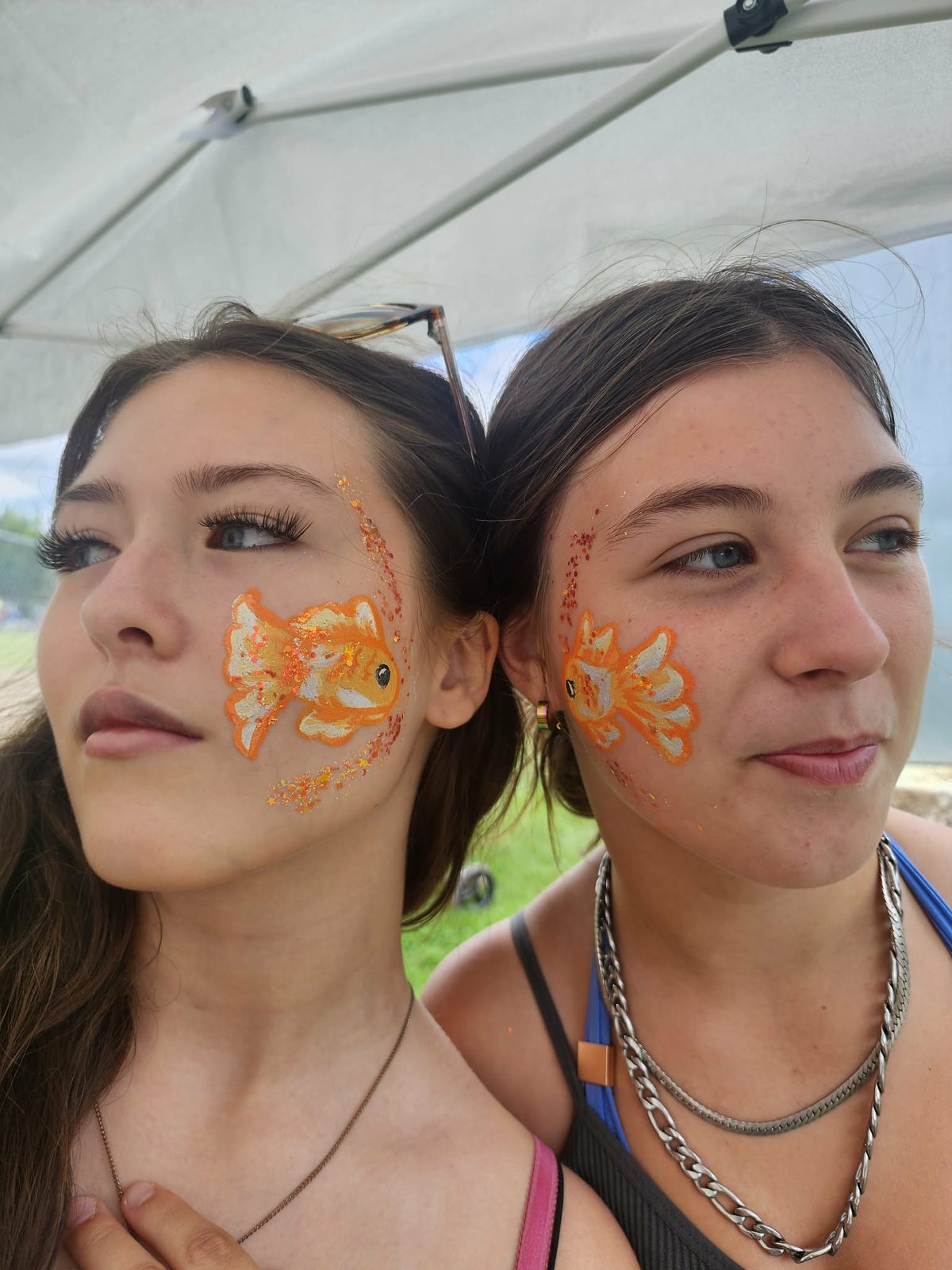 Duo d'amies avec maquillage de poisson rouge