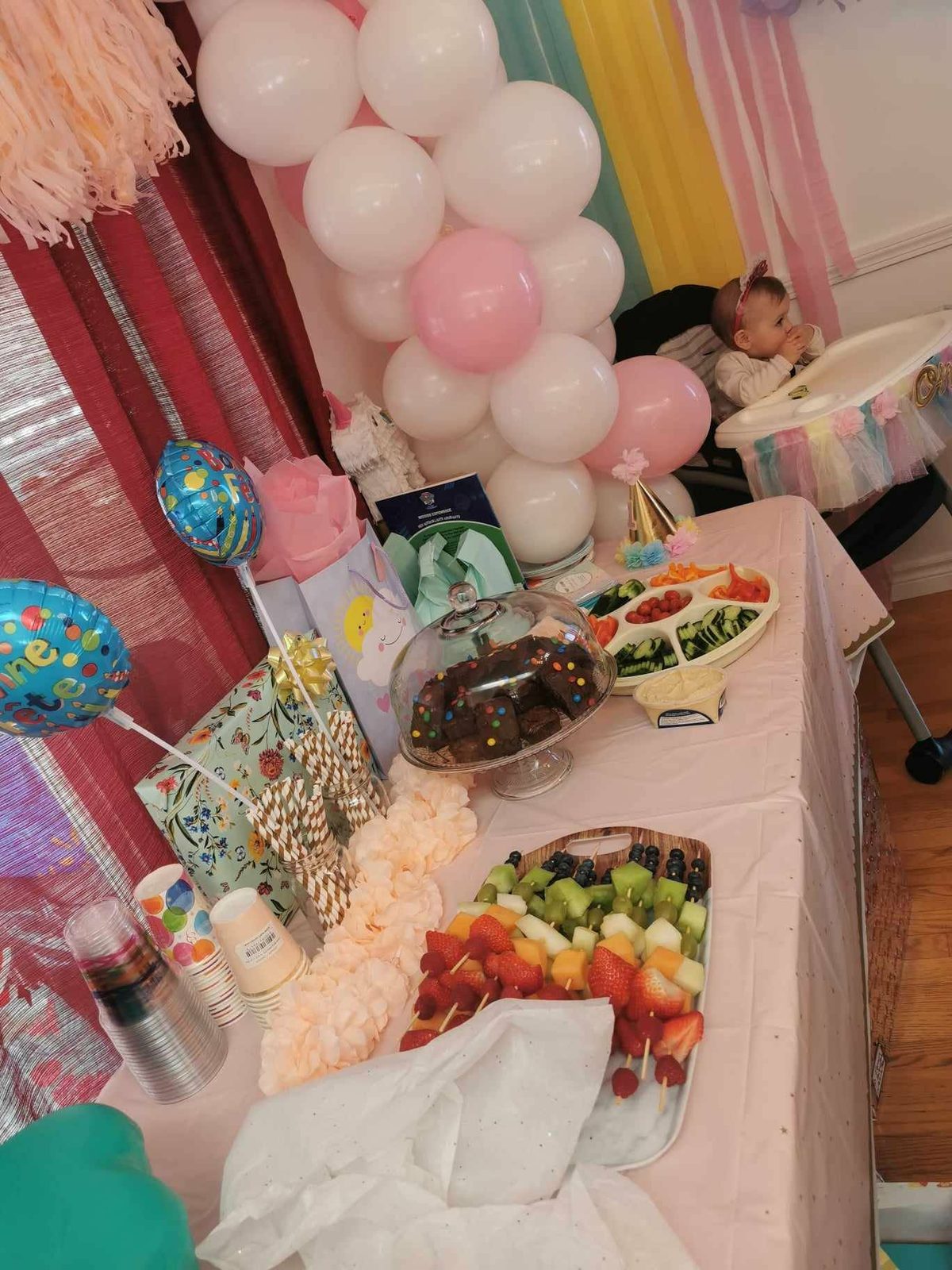 Table décorée pour une fête d'enfant avec ballons et gâteries