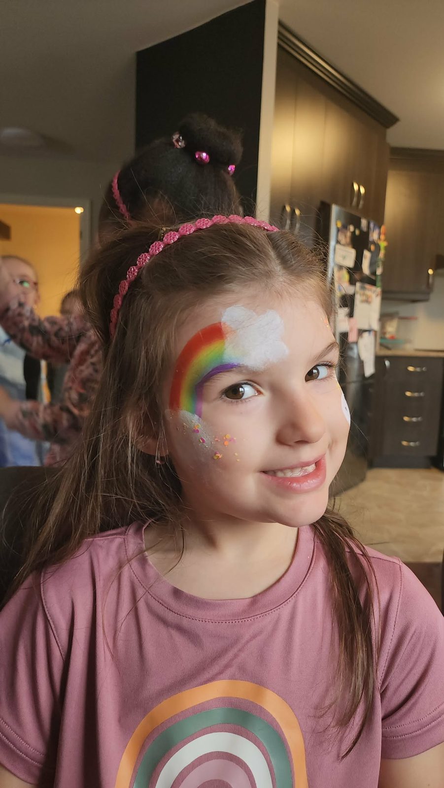 Maquillage arc-en-ciel et nuage pour une fillette