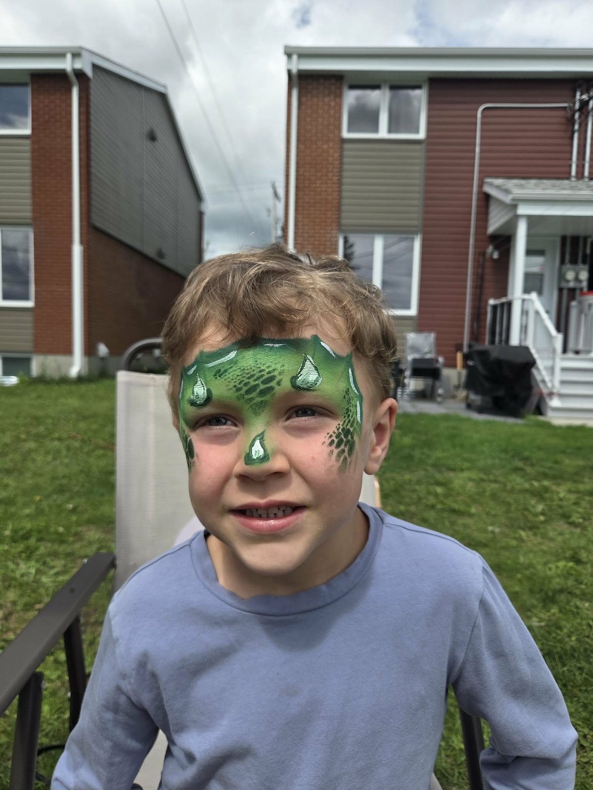 Maquillage de dinosaure vert pour un garçon