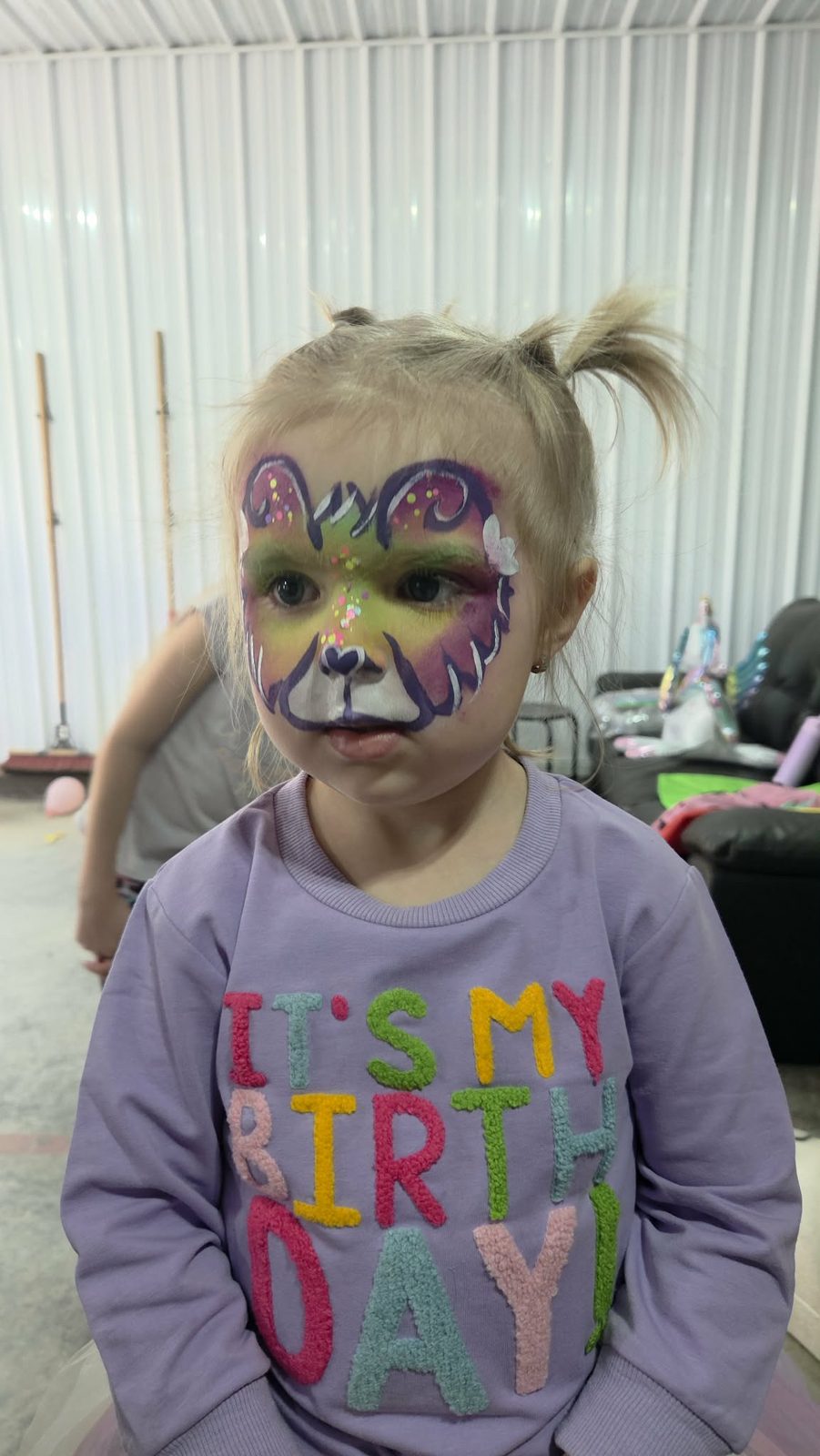 Maquillage coloré pour un anniversaire d'enfant