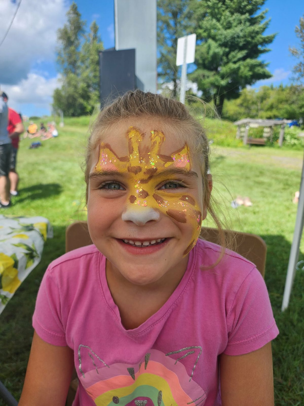 Maquillage de girafe avec paillettes