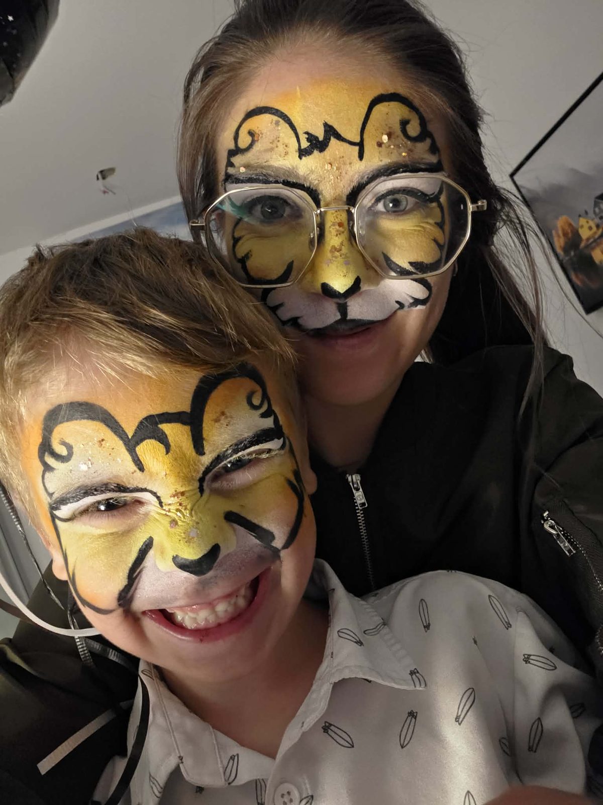 Frère et sœur maquillés en lions dorés assortis