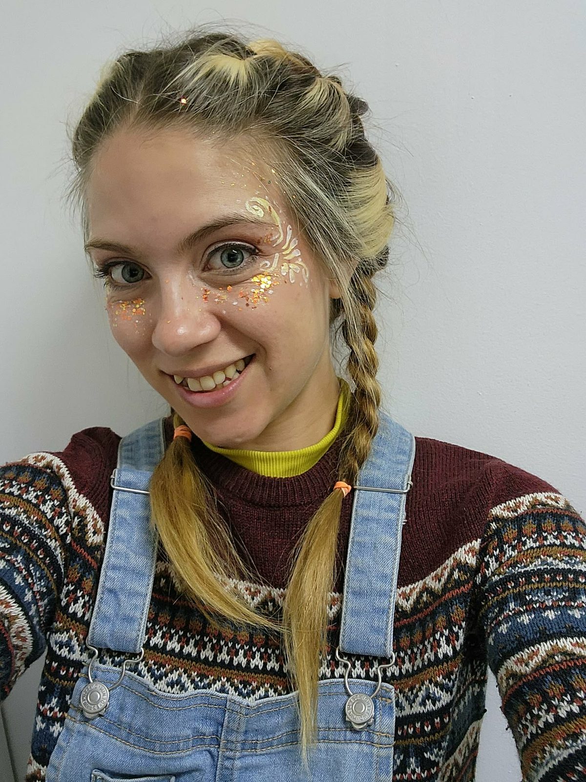 Maquillage de paillettes et arabesques dorées pour adulte