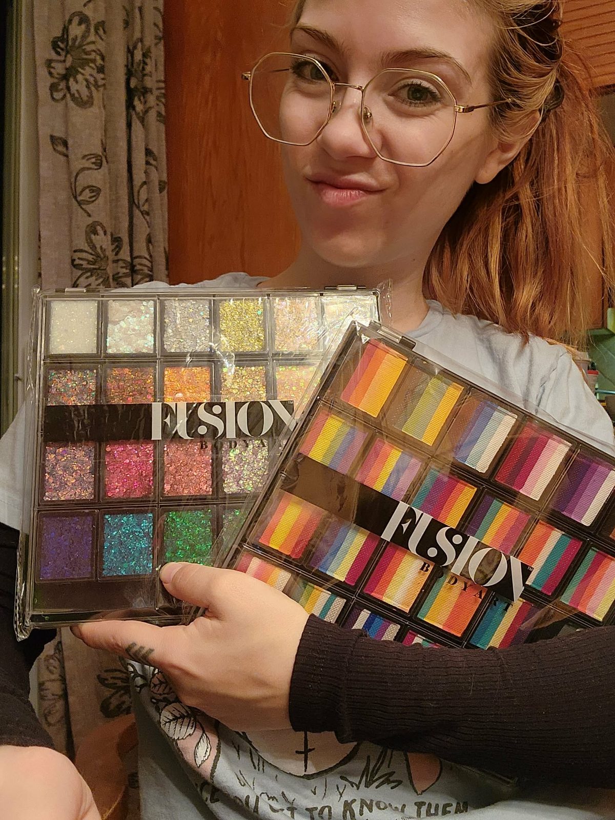Animatrice préparant son matériel de maquillage lors d'un événement extérieur